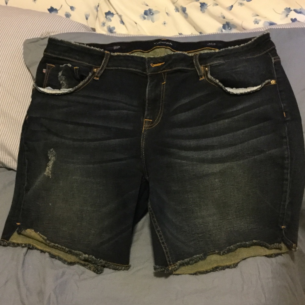 Vigoss shorts with rough hem and distressing.